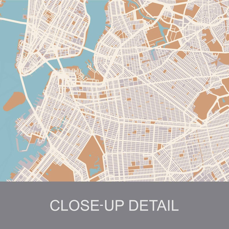 K&ouml;nnte beinhalten: Eine detaillierte Karte einer Stadt mit einem gitterartigen Stra&szlig;ennetz. Die Karte ist in Braun-, Beige- und Blaut&ouml;nen gehalten, wobei Gew&auml;sser in Blau dargestellt sind. Der Text "CLOSE-UP DETAIL" ist am unteren Rand der Karte gedruckt.