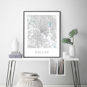 Pu&ograve; includere: Una stampa incorniciata nera di una mappa di Dallas, Texas. La mappa &egrave; in tonalit&agrave; di grigio con elementi d'acqua blu. La parola "DALLAS" &egrave; stampata in nero nella parte inferiore della mappa.