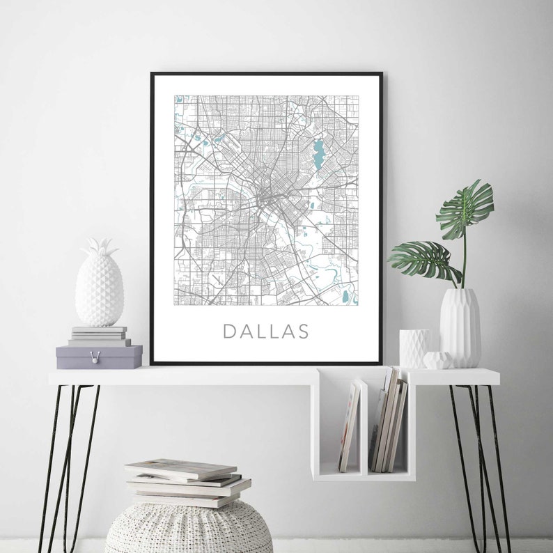 Pu&ograve; includere: Una stampa incorniciata nera di una mappa di Dallas, Texas. La mappa &egrave; in tonalit&agrave; di grigio con elementi d'acqua blu. La parola "DALLAS" &egrave; stampata in nero nella parte inferiore della mappa.