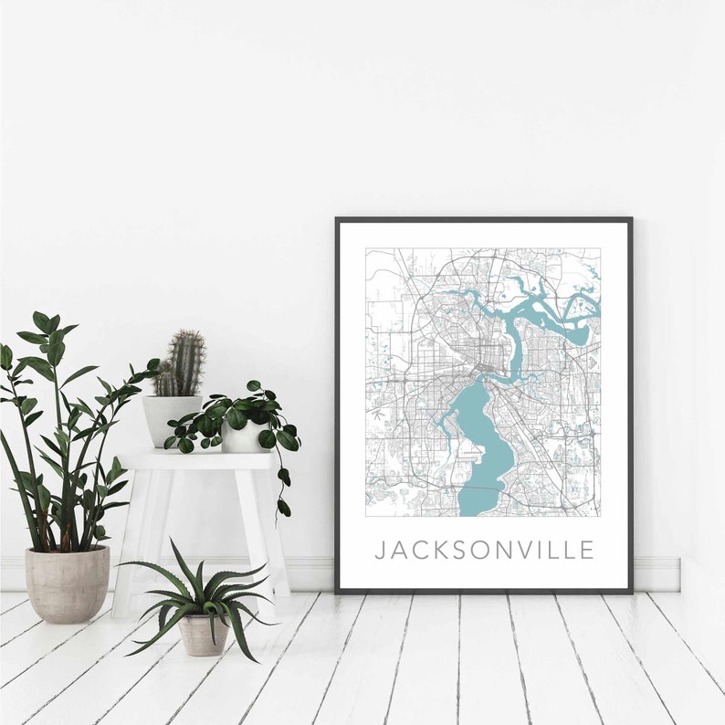 Pu&ograve; includere: Una stampa incorniciata nera di una mappa di Jacksonville, Florida. La mappa &egrave; in stile minimalista con linee grigie e un'area d'acqua blu chiaro. Il nome della citt&agrave; &egrave; stampato in nero nella parte inferiore della mappa.