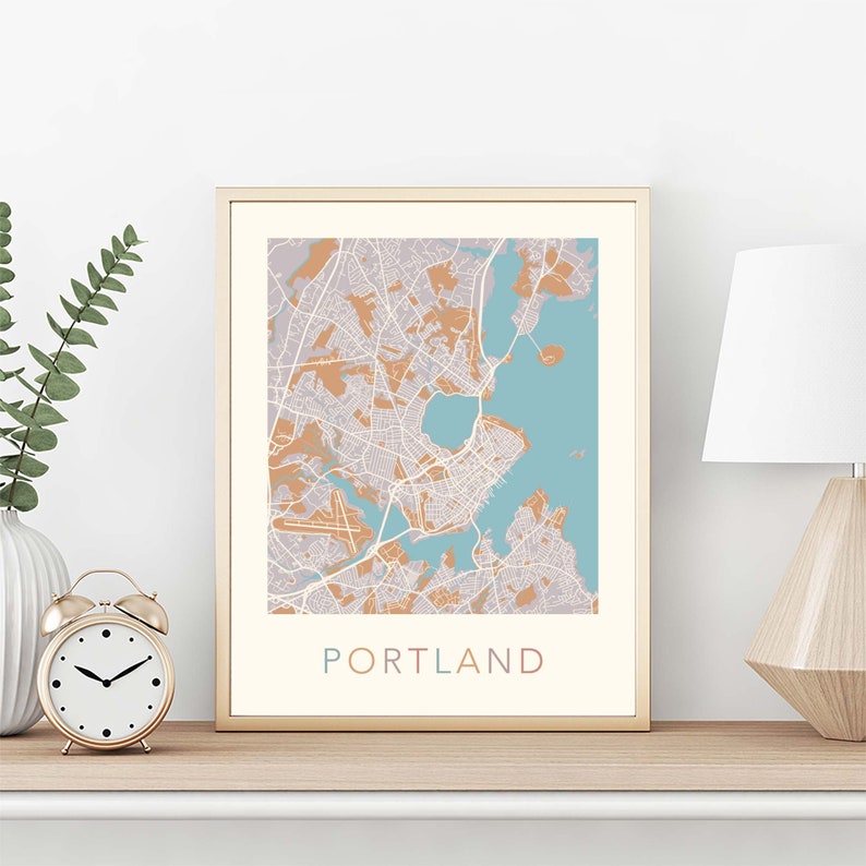 Pu&ograve; includere: Una stampa incorniciata di una mappa di Portland, Maine. La mappa &egrave; in una tavolozza di colori tenui di azzurro, beige e grigio. Il nome della citt&agrave; "PORTLAND" &egrave; stampato in un carattere colorato nella parte inferiore della mappa.