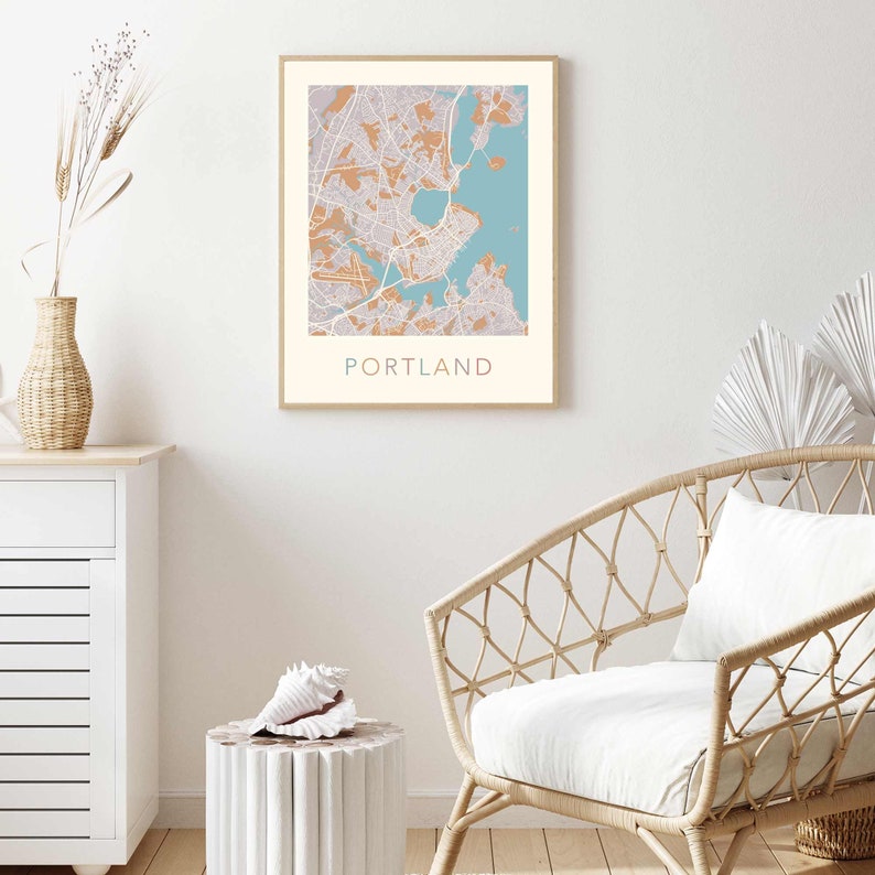 Pu&ograve; includere: Una stampa incorniciata di una mappa di Portland, Maine. La mappa &egrave; in tonalit&agrave; di marrone, blu e bianco. La parola "PORTLAND" &egrave; stampata in grigio nella parte inferiore della mappa.