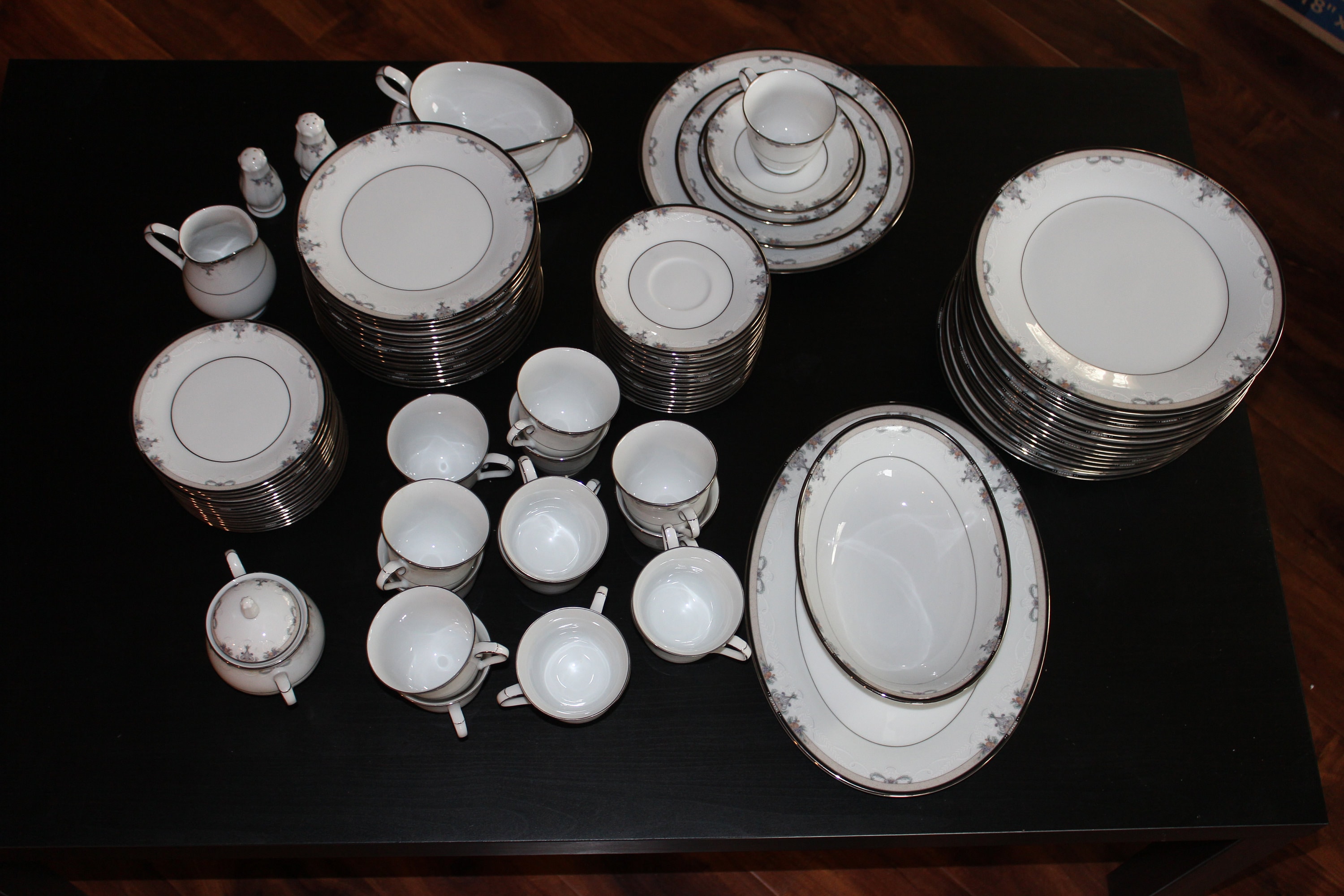 Noritake Park Suite Porcelain China Set for 15 persons plus extra - 86 pieces total