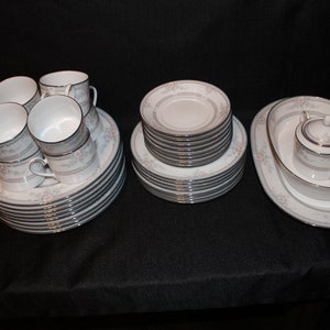 Beautiful Noritake Hartley Fine China set of 8 full place settings