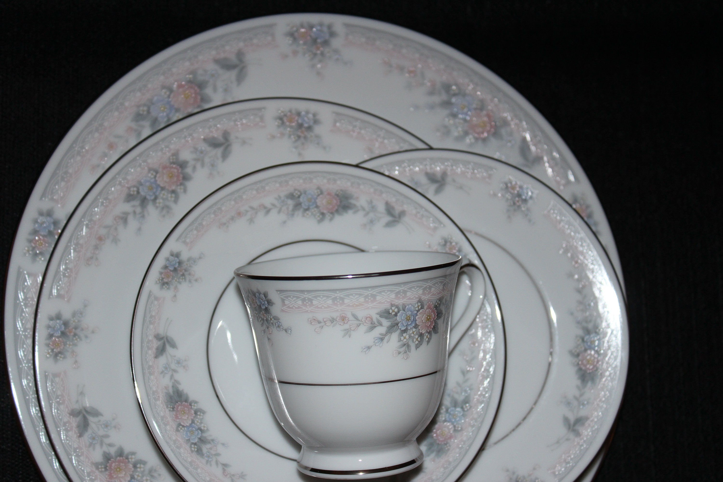 Noritake Bridal Waltz Fine China Set of 12 Full Place Settings Plus