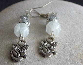 Boucles d'oreilles fleur couleur argenté et blanche