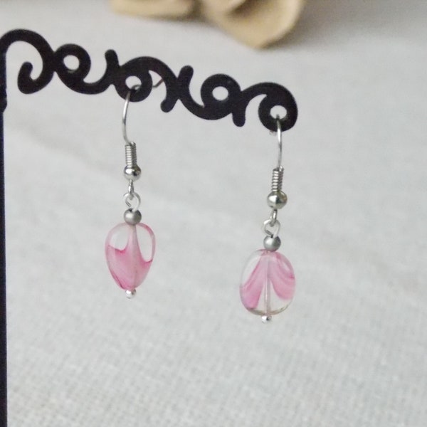 Boucles d'oreilles courtes, perle rose transparente