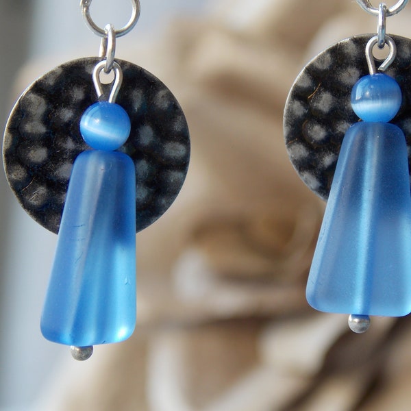Boucles d'oreilles fines et colorés, perle bleue transparente et pastille martelée