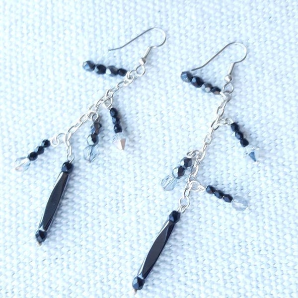 Boucles d'oreilles longues, chic et sophistiquées. Dégradé de perles à facettes noires blanches grises