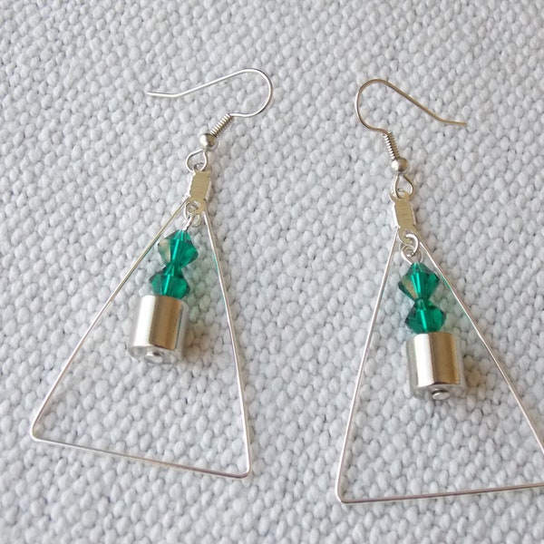 Boucles d'oreilles graphiques, triangle et perles à facettes vertes