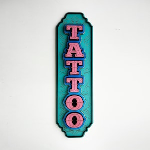 Letrero de tatuaje - Tienda de tatuajes - Dueño de estudio - Negocio - Decoración de pared - Coleccionista - Cueva del hombre - Personalizado - Hecho a mano - Obra de arte - Arte de pared - Único