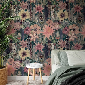 Könnte beinhalten: Eine blaugrüne Tapete mit einem floralen Muster aus rosa, weißen und braunen Blumen, Blättern und Federn. Die Tapete ist in einem Schlafzimmer mit einem Bett und einem kleinen Beistelltisch zu sehen.