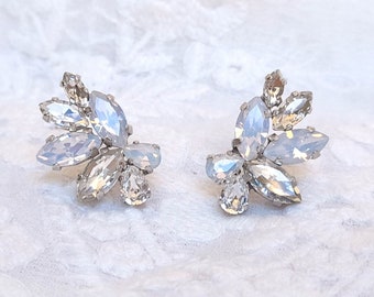 Pendientes de boda de ópalo blanco, pendientes de cristal de boda, pendientes de novia de ópalo, pendientes de racimo delicados, pendientes Swarovski