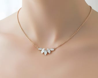 Collana delicata a goccia in opale bianco con catena in argento Collana delicata a goccia in opale bianco con catena in argento