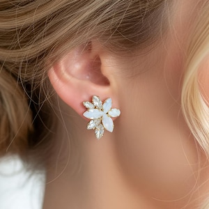 Weiße Opal-Braut Ohrringe, zierliche Cluster-Ohrringe, Cluster-Ohrstecker, Kristall Ohrstecker, Braut Schmuck