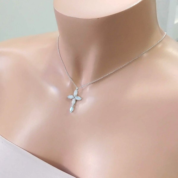 Collier croix en argent sterling femme, pendentif croix en cristal, collier pendentif croix, collier opale blanche, collier Swarovski, cadeaux catholiques