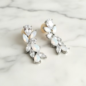Hängende Plug-Ohrringe mit White Opal und klarem Zirkonia, Hochzeits-Gauges mit Anhänger