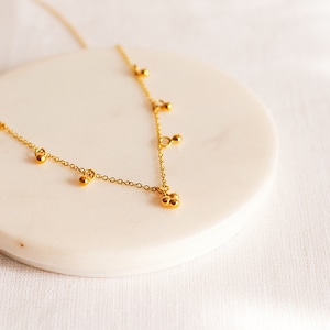 COLLAR | DOTS · ORO. Gold Necklace. Colgante con bolitas. Design Jewelry. Natural look. Moda. Joyería. Special gift. Elegante. Handmade.