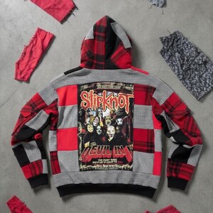 Sudadera con capucha Slipknot negra, gris y roja a cuadros, estilo patchwork, desgastada y hecha a mano con materiales reciclados.