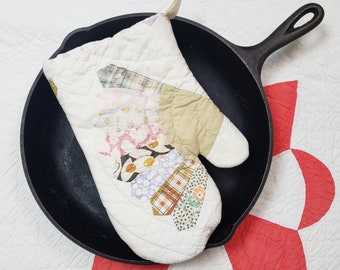 Handmade vintage quilt oven mitt! 1930 Grandmother's Fans - Heat safe up to 450 degrees, country home pot holder primitive quilt