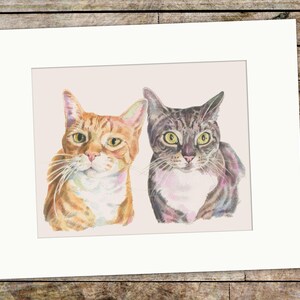 Puede incluir: Pintura acuarela de dos gatos, uno naranja y blanco y el otro gris y blanco, mirando al espectador.