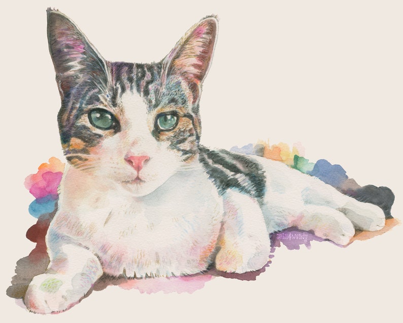 Puede incluir: Una pintura de acuarela de un gato blanco y atigrado con ojos verdes, acostado sobre un fondo colorido.