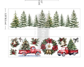 Pode incluir: Um conjunto de autocolantes de Natal com uma fila de pinheiros cobertos de neve, camiões vermelhos com árvores de Natal, sinos, uma coroa de flores de Natal e pinhas. A secção superior da folha mede 29,2 cm por 8,2 cm.