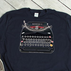 1937 Remington 5, camisa de máquina de escribir portátil, camiseta de máquina de escribir antigua, camiseta gráfica minimalista, impresión de máquina de escribir, regalos de escritor, camiseta de novelista