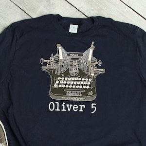 Oliver 5, camisa de máquina de escribir portátil, camiseta de máquina de escribir antigua, camiseta gráfica minimalista, impresión de máquina de escribir, regalos de escritor, camiseta de novelista