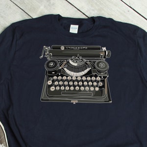Camisa de máquina de escribir portátil Underwood, camiseta de máquina de escribir antigua, camiseta gráfica minimalista, impresión de máquina de escribir, regalos de escritor, camiseta de novelista
