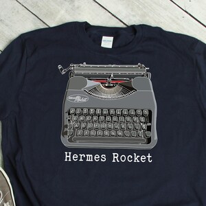 1956 Hermes Rocket, camisa de máquina de escribir portátil, camiseta de máquina de escribir antigua, camiseta gráfica minimalista, impresión de máquina de escribir, regalos de escritor, novelista