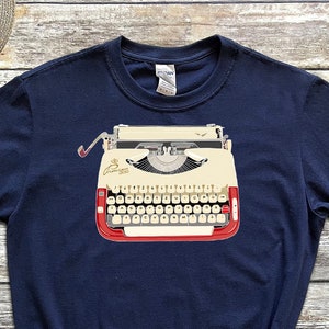 Camisa de máquina de escribir portátil Kuka, camiseta de máquina de escribir antigua, camiseta gráfica minimalista, impresión de máquina de escribir, regalos de escritor, camiseta de novelista