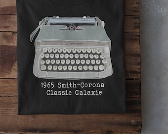 Koszulka z nadrukiem maszyny do pisania w stylu vintage: ręcznie rysowany wzór Smith-Corona z 1965 r.
