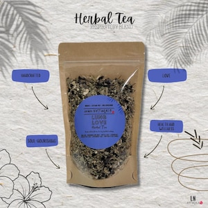 Puede incluir: Una bolsa transparente de té de hierbas con una etiqueta azul que dice "LUNG LOVE Herbal Tea". La bolsa está sobre un fondo texturizado con el texto "Herbal Tea Respiratory Blend". El texto adicional incluye "Handcrafted", "Soul-Nourishing", "Love" y "Health and Wellness".