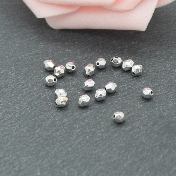 100 petites perles intercalaires ovales à facettes en métal argenté vieilli de 4 x 3,5 mm, PMA123