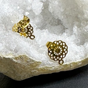 Une paire de boucles d'oreilles puce forme fleur, acier inoxydable doré, BOA29 image 1