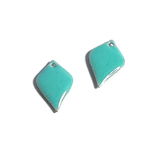 Farbauswahl: 4 emaillierte Pailletten in Blütenblattform, 18 x 12 mm