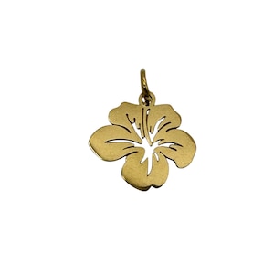 Op de afbeelding: Een goudkleurige hanger in de vorm van een hibiscusbloem. De hanger heeft een uitgesneden ontwerp, met vijf bloemblaadjes en een kleine lus aan de bovenkant voor een ketting. De bloem is helder, glanzend goud van kleur.
