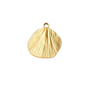 Op de afbeelding: Een goudkleurige hanger in de vorm van een zeeschelp. De hanger heeft een textuuroppervlak met verticale lijnen en een kleine lus aan de bovenkant om op te hangen. Het zeeschelpontwerp is gedetailleerd en realistisch.