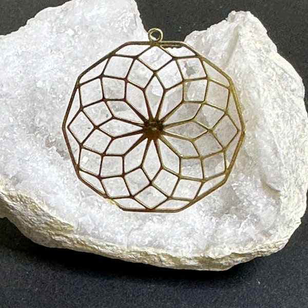 Un pendentif polygone, forme fleur, acier inoxydable doré 201,  35.5 x 34.5 mm, AC549