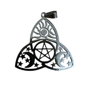Può includere: Un ciondolo d'argento con un simbolo di luna tripla con un pentagramma al centro. Il ciondolo è circondato da stelle e ha un simbolo solare nella parte superiore.