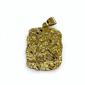 Ein unregelmäßiger rechteckiger Anhänger und farbige Zirkone, aus 18 Karat vergoldetem Messing, 23 x 18 mm, BR142