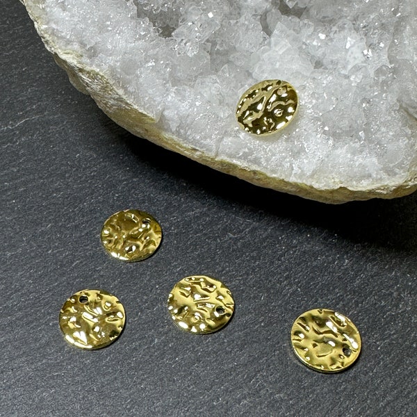 6 round textured sequin charms of 10 mm in gold-tone stainless steel, ion plating, AC859