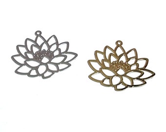 Coloris au choix : 6 estampes fleur de lotus en laiton or ou argenté platine,  22.5 x 25 mm