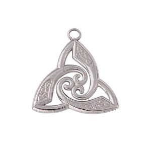 Può includere: Un ciondolo color argento con un design a nodo celtico. Il ciondolo presenta un nodo a tre parti con intricati motivi a spirale e un piccolo anello nella parte superiore per una catena. Il design è simmetrico e dettagliato.