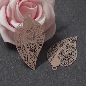 2 Blattdrucke aus rosa-beige lackiertem Messing mit den Maßen 39x21 mm EST88