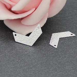2 chevron stamps in silver-plated brass with frosted effect, 15x9 mm EST82