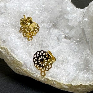 Une paire de boucles d'oreilles puce forme fleur, acier inoxydable doré, BOA29 image 2