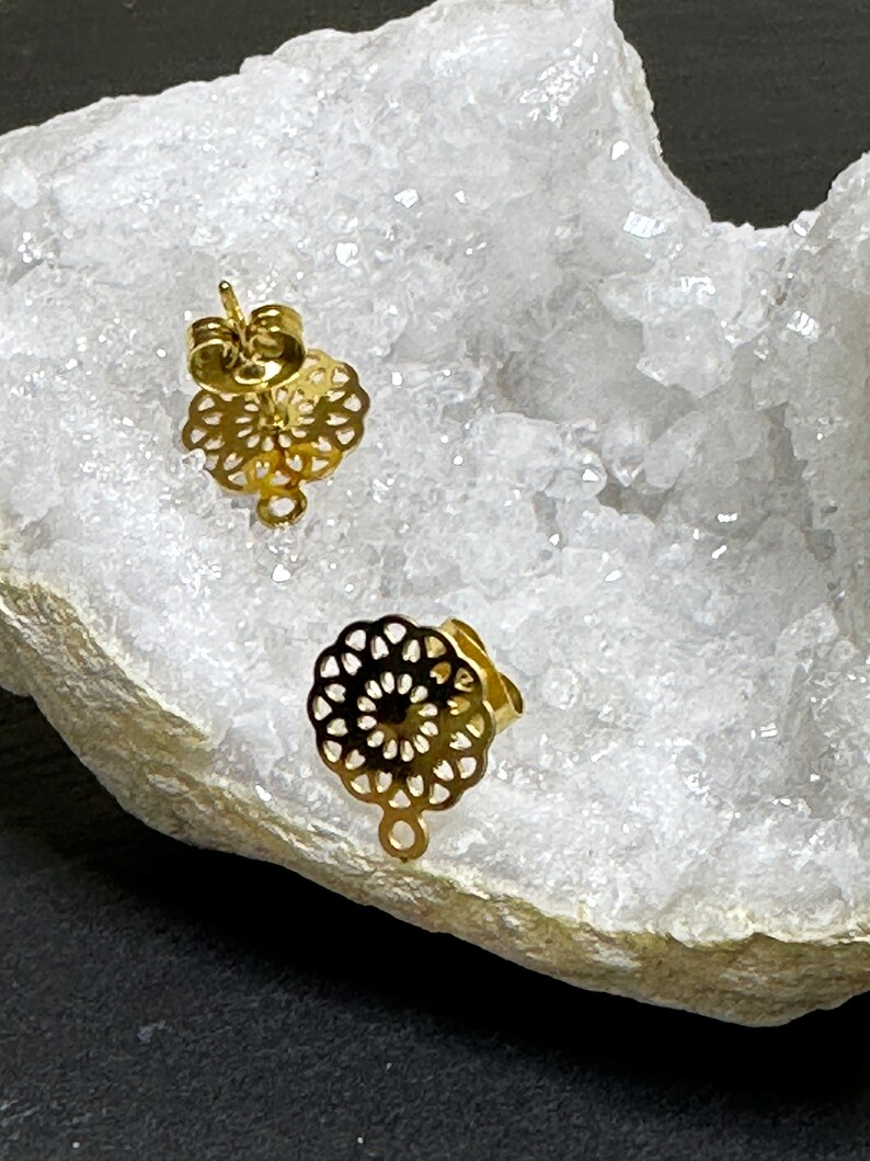 Une paire de boucles d'oreilles puce forme fleur, acier inoxydable doré, BOA29 image 2