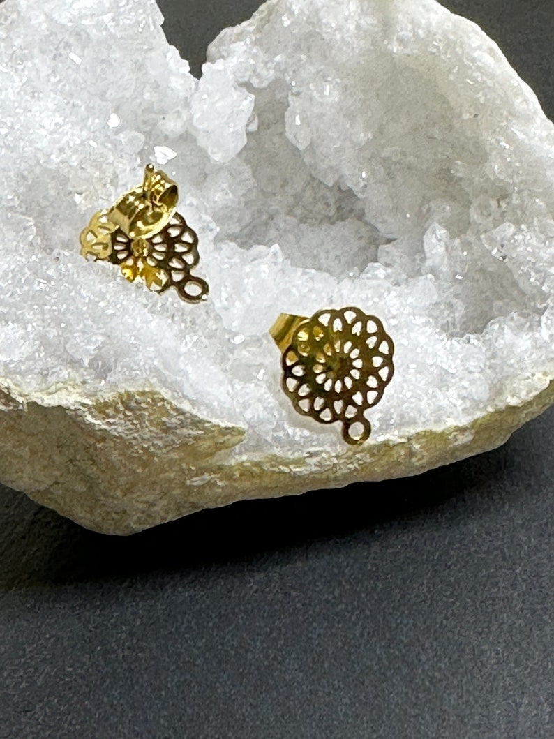Une paire de boucles d'oreilles puce forme fleur, acier inoxydable doré, BOA29 image 1